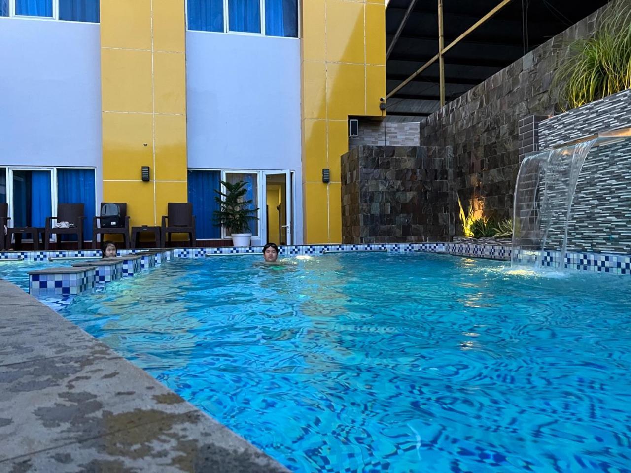 Kirei Hotel Bantaeng Extérieur photo