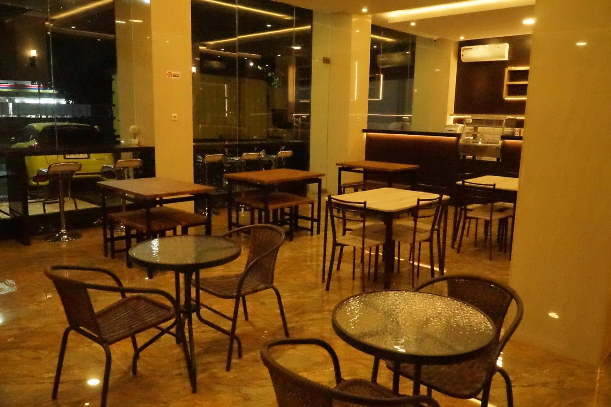 Kirei Hotel Bantaeng Extérieur photo